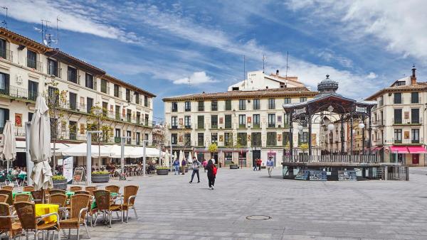 Plaza de los Fueros de Tudela con sus edificios con escudos y sus terrazas